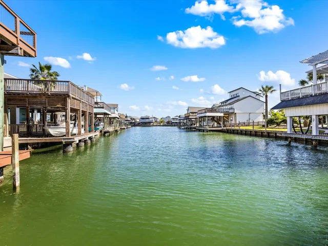 $3,250 | 334 Paradise Drive, Tiki Island, TX 77554