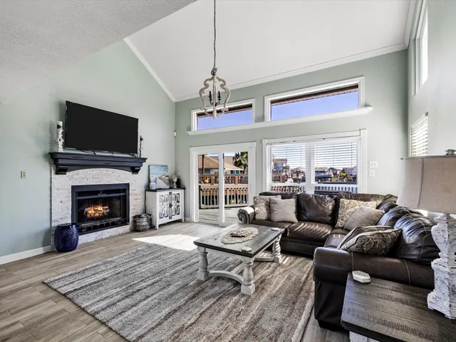 $3,250 | 334 Paradise Drive, Tiki Island, TX 77554