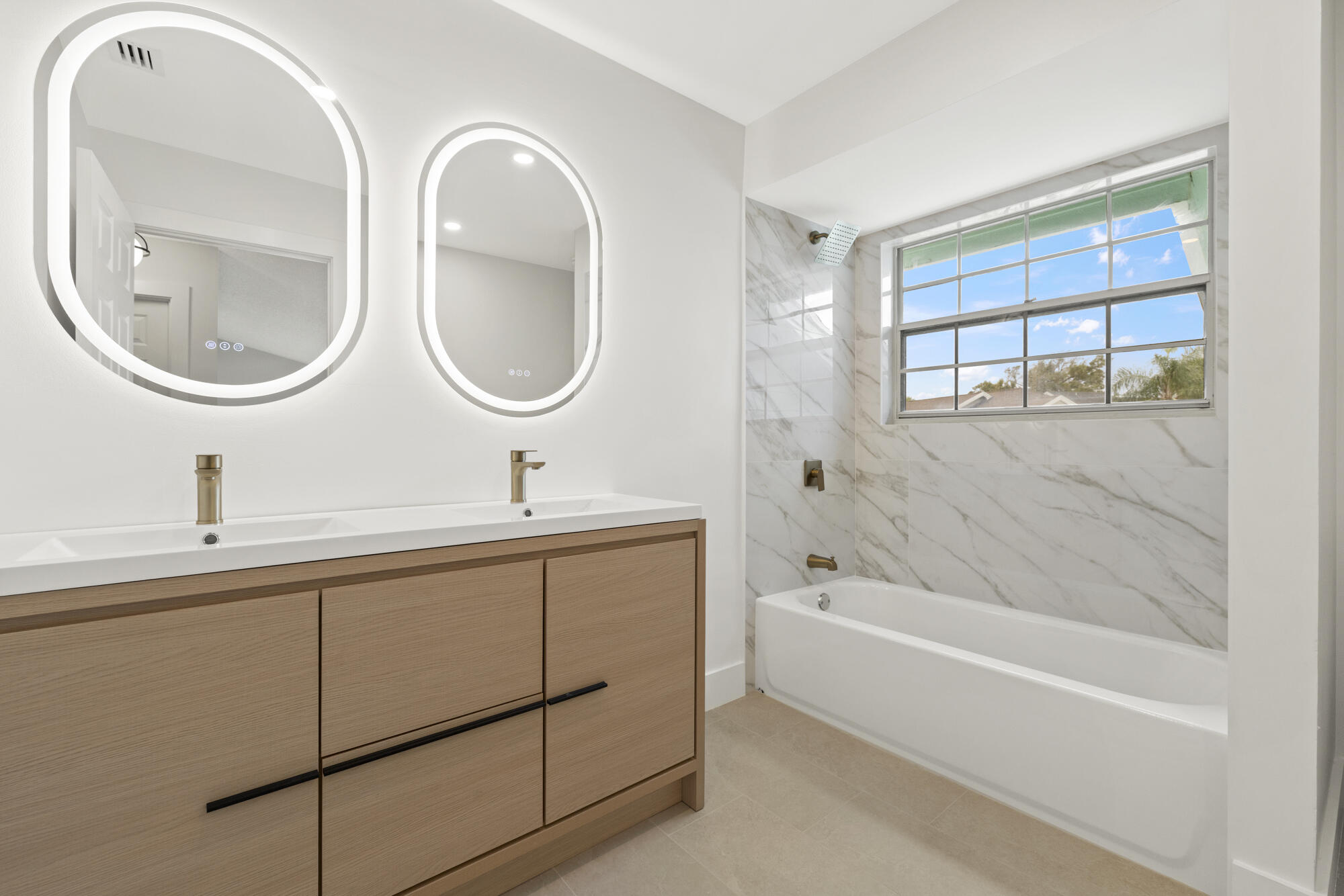 5115 Coronado Ridge Boca Raton, FL 33431 - Photo 19 of 31 a bathroom with a bathtub a sink and a mirror
