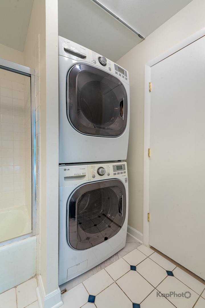 120 Lakeview Drive, Unit 318 Bloomingdale, IL 60108 - Photo 21 of 31 a utility room with dryer and washer