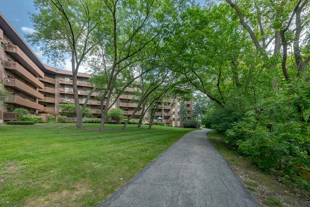 $199,000 | 120 Lakeview Drive, Unit 318, Bloomingdale, IL 60108