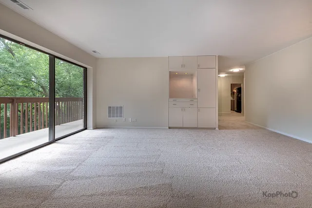 $199,000 | 120 Lakeview Drive, Unit 318, Bloomingdale, IL 60108