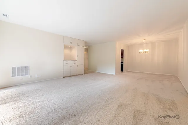 $199,000 | 120 Lakeview Drive, Unit 318, Bloomingdale, IL 60108