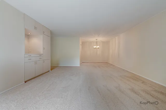 $199,000 | 120 Lakeview Drive, Unit 318, Bloomingdale, IL 60108