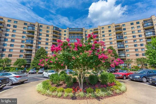$2,700 | 8370 Greensboro Drive, Unit 1009, McLean, VA 22102