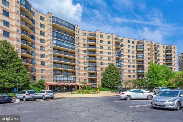 $2,700 | 8370 Greensboro Drive, Unit 1009, McLean, VA 22102