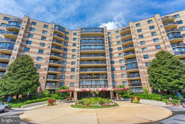 $2,700 | 8370 Greensboro Drive, Unit 1009, McLean, VA 22102