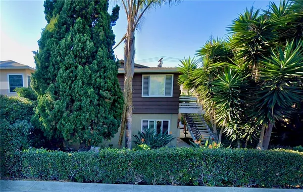 a view of front of house with a yard