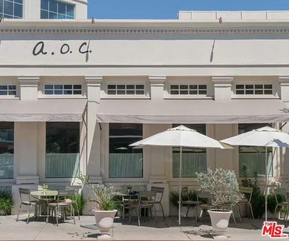 a dinning table and chairs in the patio