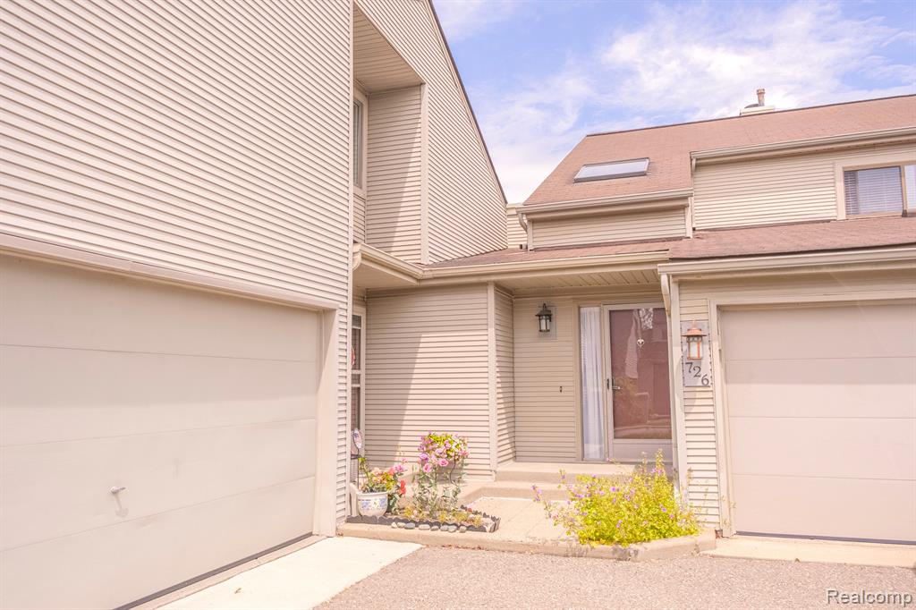 726 Hamilton Court Rochester Hills, MI 48307 - Photo 2 of 44