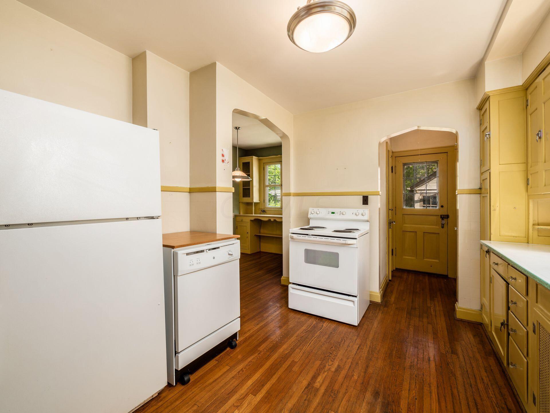 1974 Chatfield Road Columbus, OH 43221 - Photo 23 of 48 Tudor arch details throughout kitchen