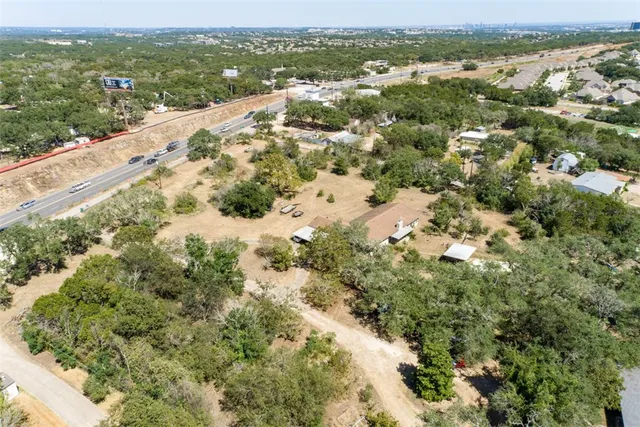 a view of a back yard