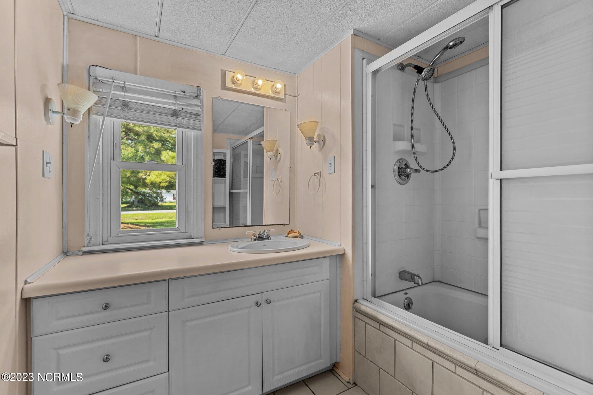 253 Hodges Road Chocowinity, NC 27817 - Photo 22 of 48 Guest Bath