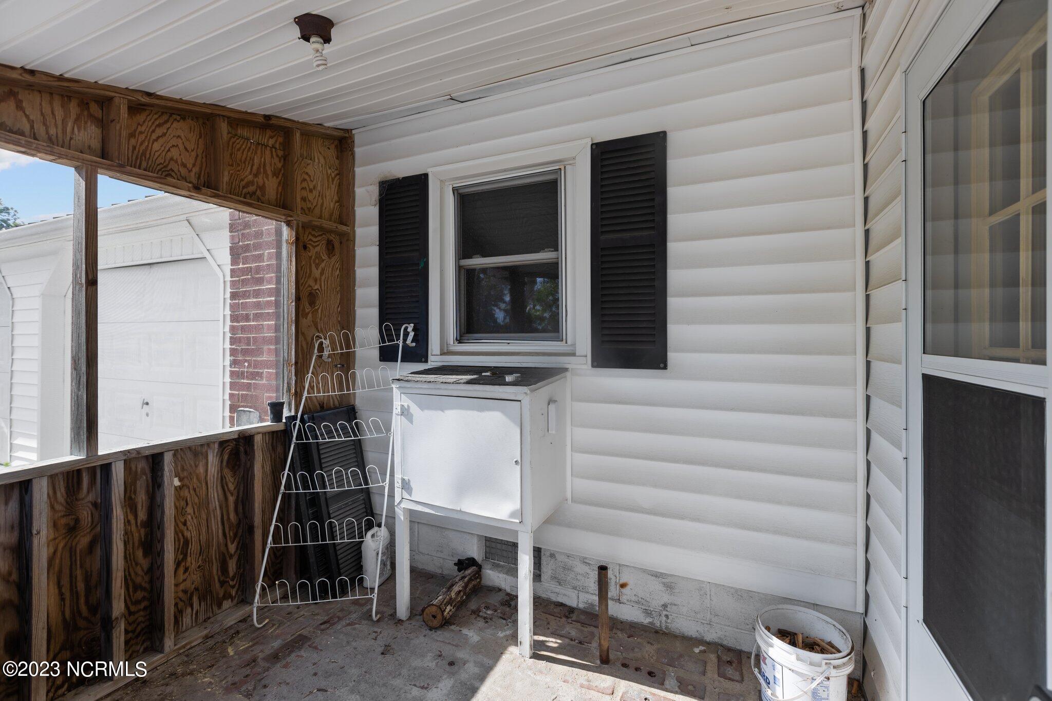 253 Hodges Road Chocowinity, NC 27817 - Photo 26 of 48 Screened-in Porch