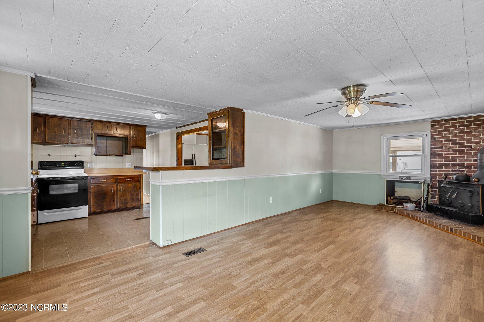 253 Hodges Road Chocowinity, NC 27817 - Photo 4 of 48 Living Room