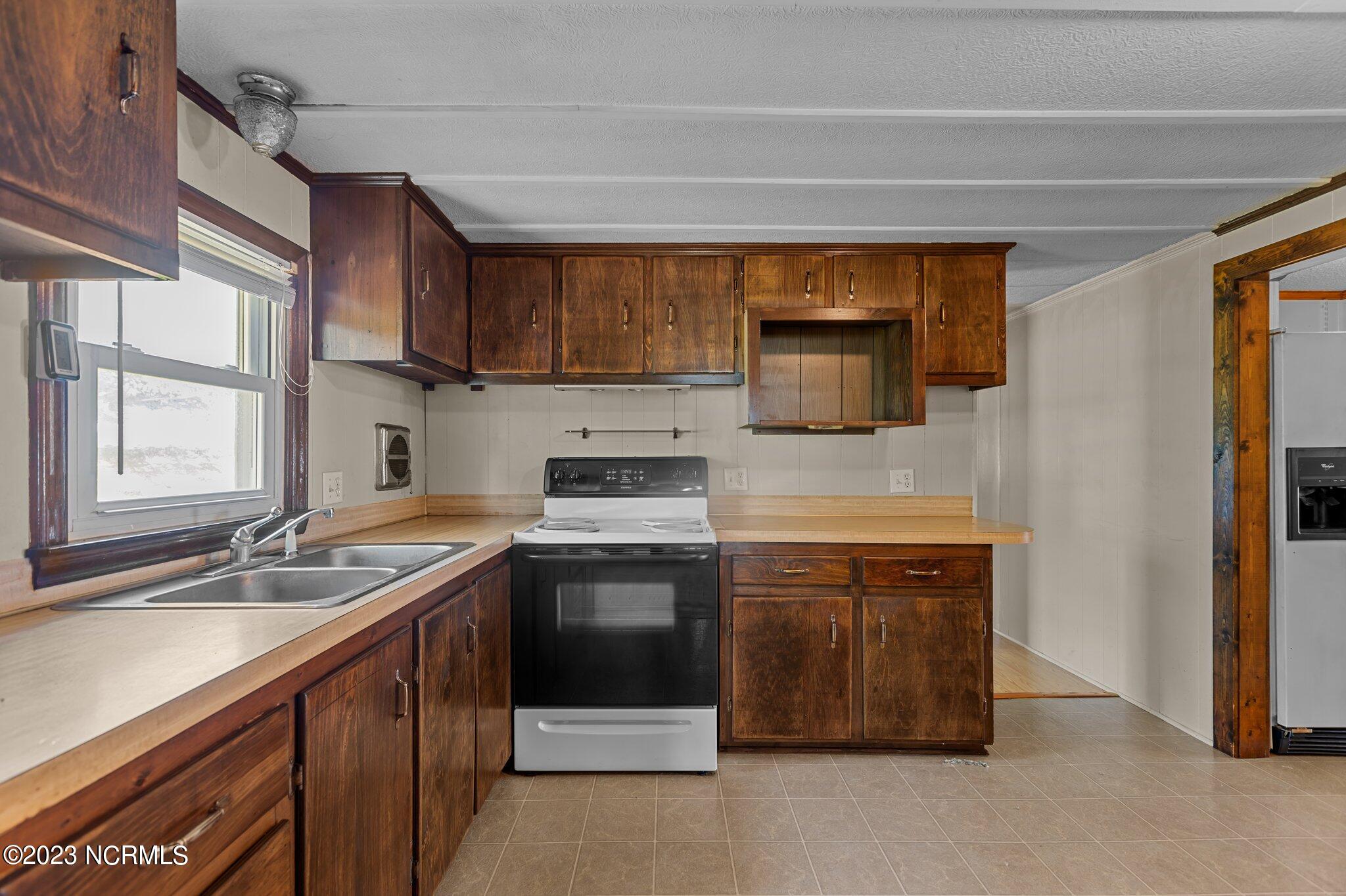253 Hodges Road Chocowinity, NC 27817 - Photo 7 of 48 Kitchen