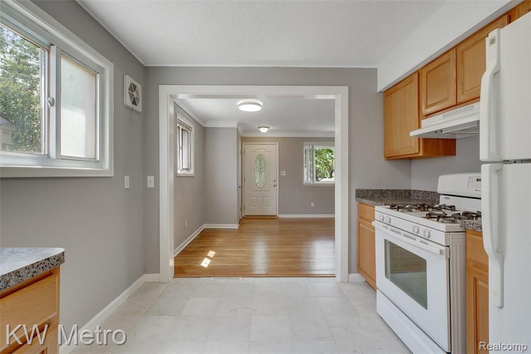 3508 West Webster Road Royal Oak, MI 48073 - Photo 9 of 25 dsc09992-dsc09994.jpg