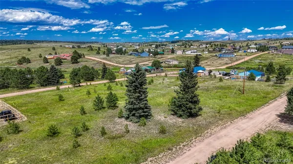 a view of a houses with yard
