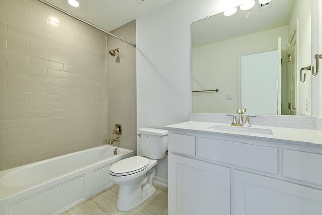 19005 Fernando Trail Austin, TX 78738 - Photo 21 of 26 Full bath upstairs with vanity and shower / bathtub combination