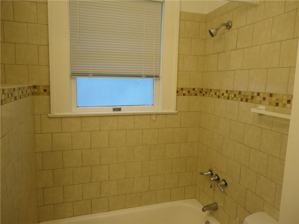 200 East 33rd Street Austin, TX 78705 - Photo 17 of 27 a bathroom with a bathtub