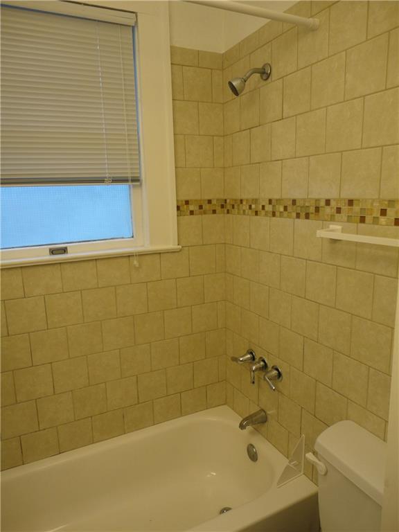200 East 33rd Street Austin, TX 78705 - Photo 18 of 27 a bathroom with a bathtub