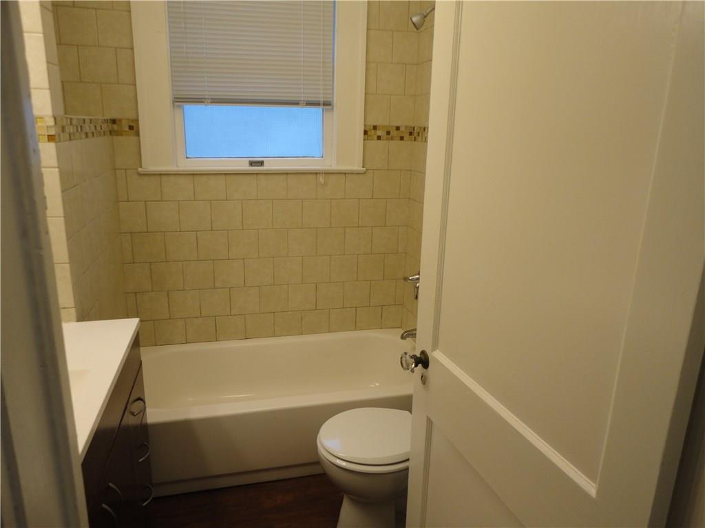 200 East 33rd Street Austin, TX 78705 - Photo 20 of 27 a bathroom with a tub and toilet