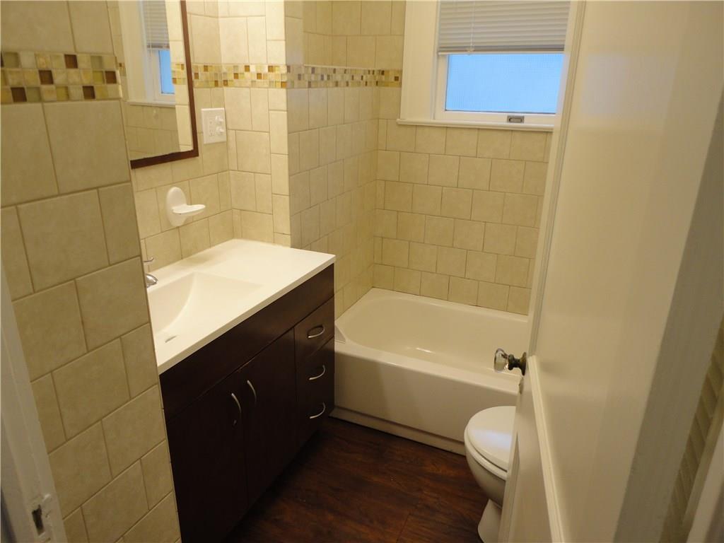 200 East 33rd Street Austin, TX 78705 - Photo 21 of 27 a bathroom with a sink a toilet and bathtub