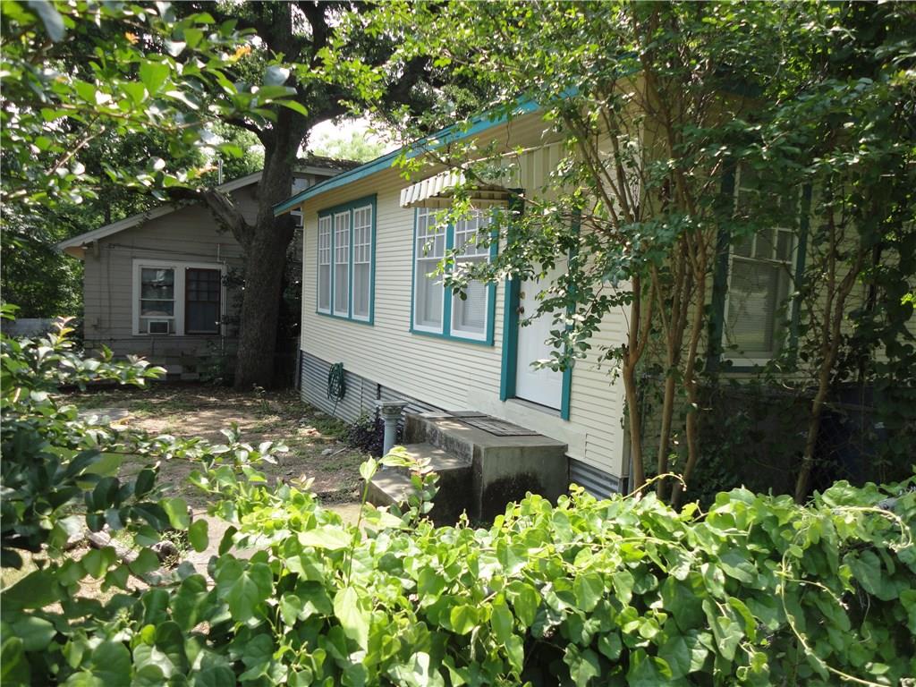 200 East 33rd Street Austin, TX 78705 - Photo 27 of 27 a backyard of a house with lots of green space