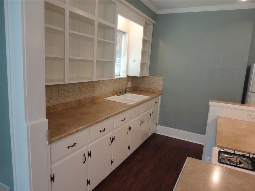 200 East 33rd Street Austin, TX 78705 - Photo 9 of 27 a living room with hard wood floors and a window