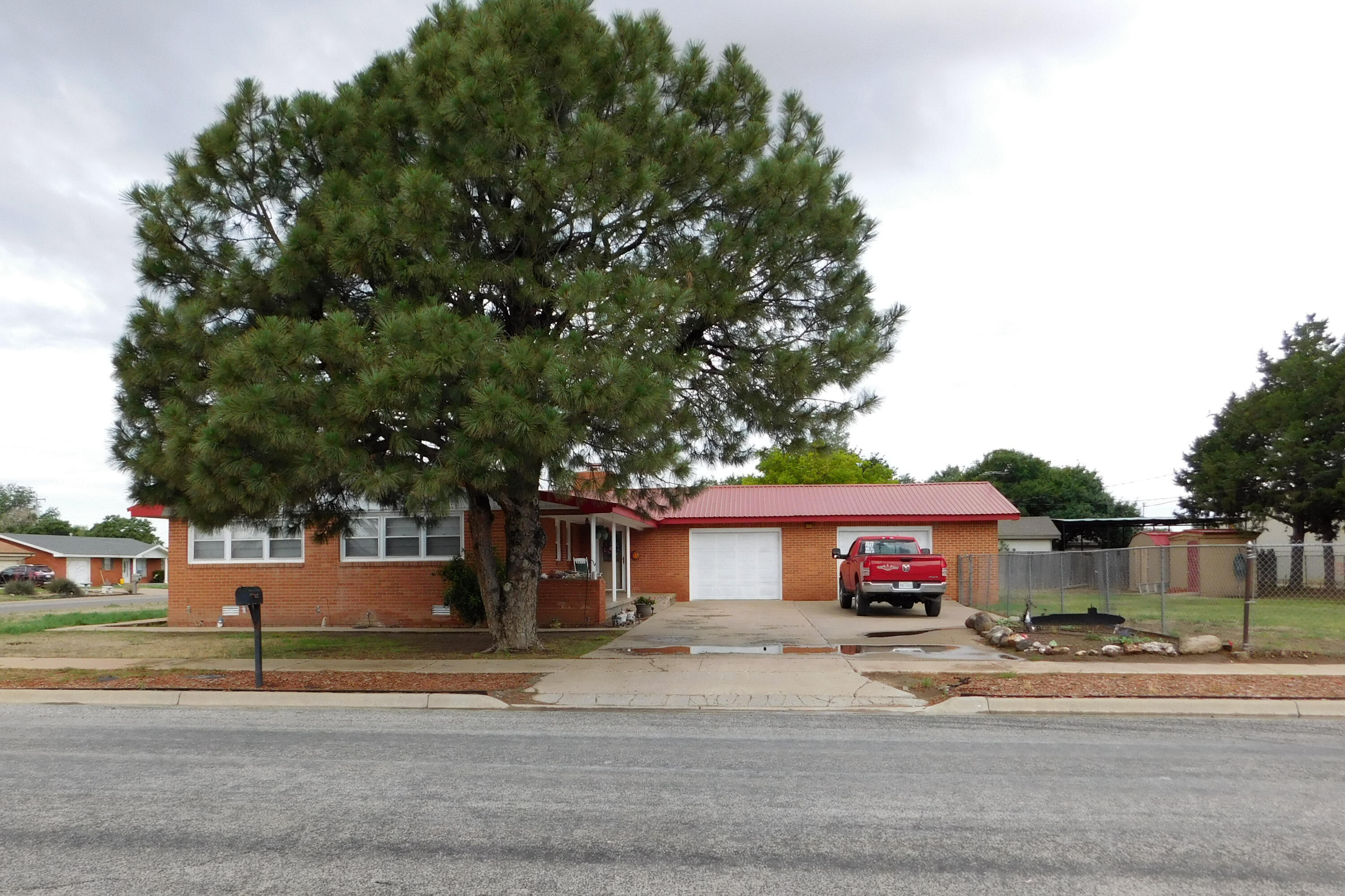 122 West 16th Street Muleshoe, TX 79347 - Photo 1 of 27 a front view of a building with street