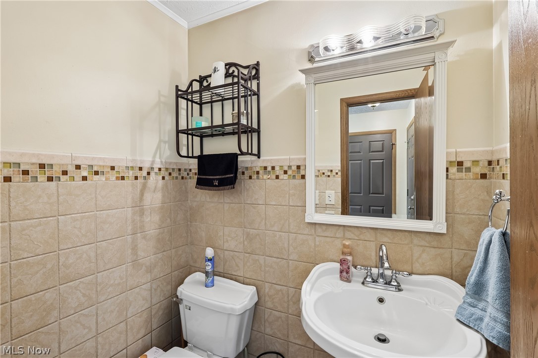 4702 Alger Road Richfield, OH 44286 - Photo 19 of 46 First floor half bath with pedistal sink, special lighting and commode