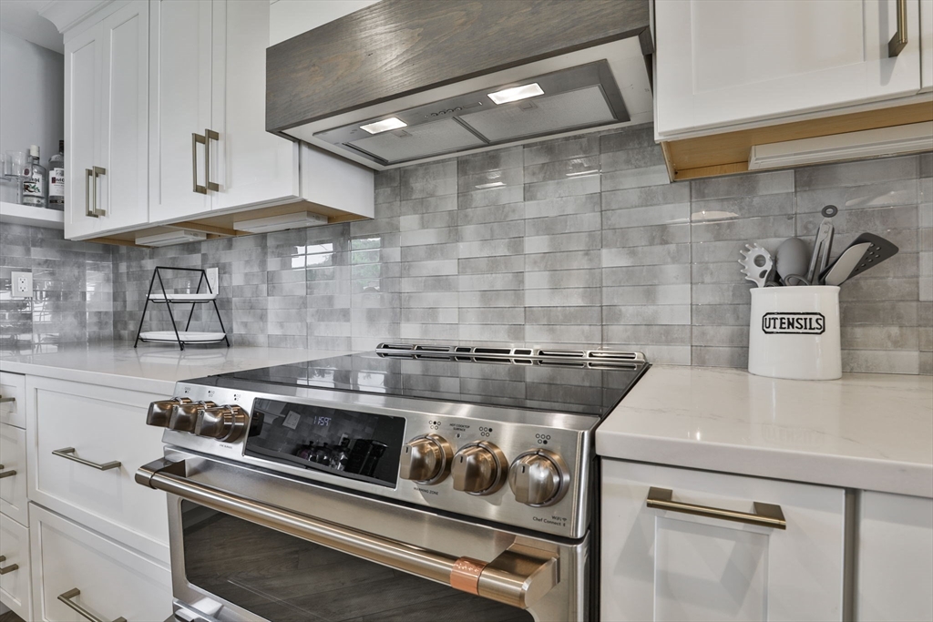 45 Raymond Street, Unit 7 Manchester, MA 01944 - Photo 4 of 40 a stove top oven sitting inside of a kitchen