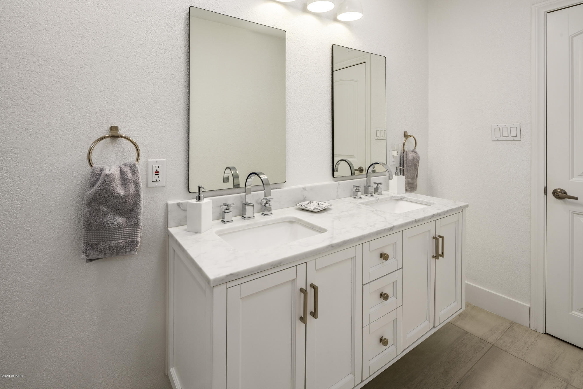 216 West Winged Foot Road Phoenix, AZ 85023 - Photo 18 of 32 Owner's Bath