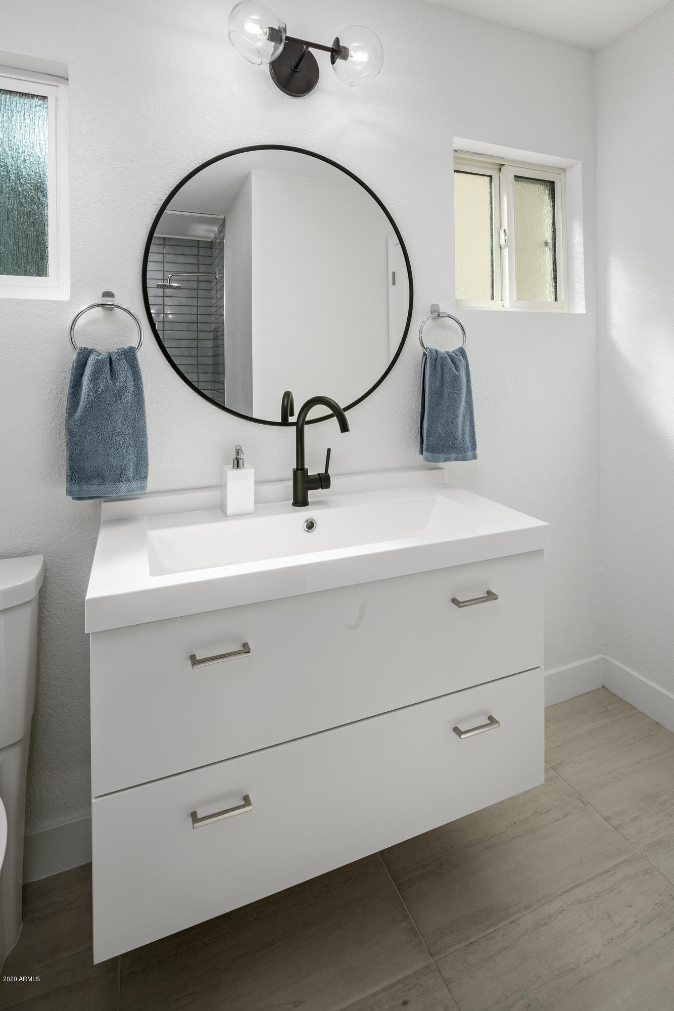 216 West Winged Foot Road Phoenix, AZ 85023 - Photo 25 of 32 Hall Bathroom