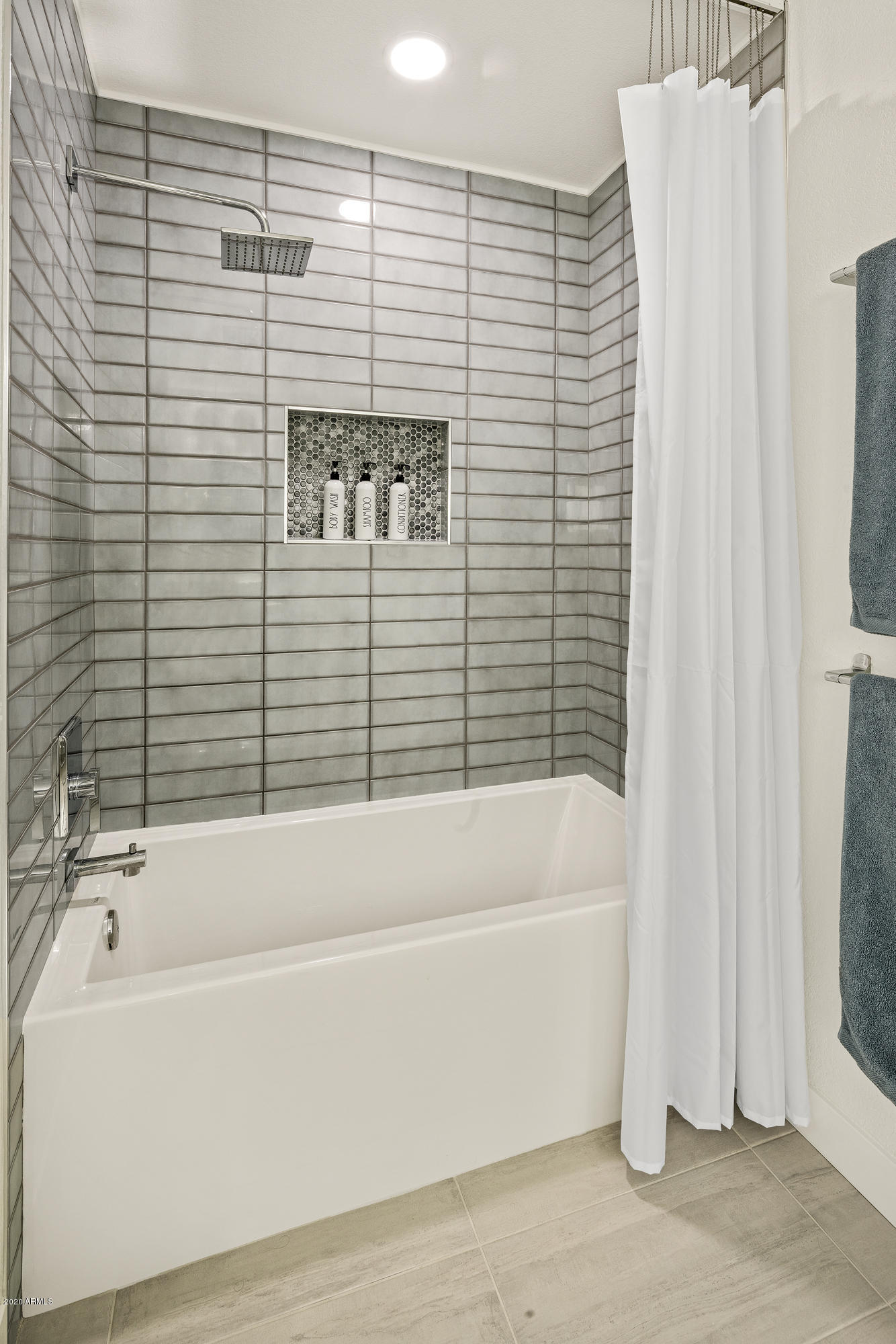 216 West Winged Foot Road Phoenix, AZ 85023 - Photo 26 of 32 Hall Bathroom Tub/Shower