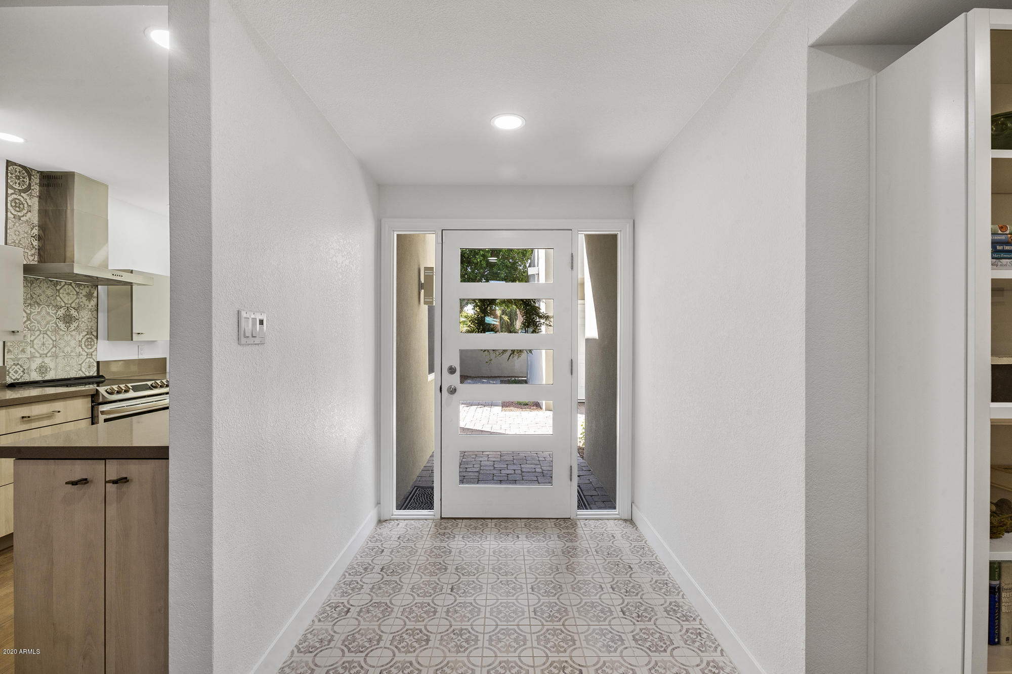 216 West Winged Foot Road Phoenix, AZ 85023 - Photo 3 of 32 Entry