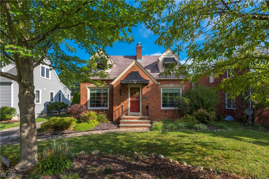 View of front facade with a front yard