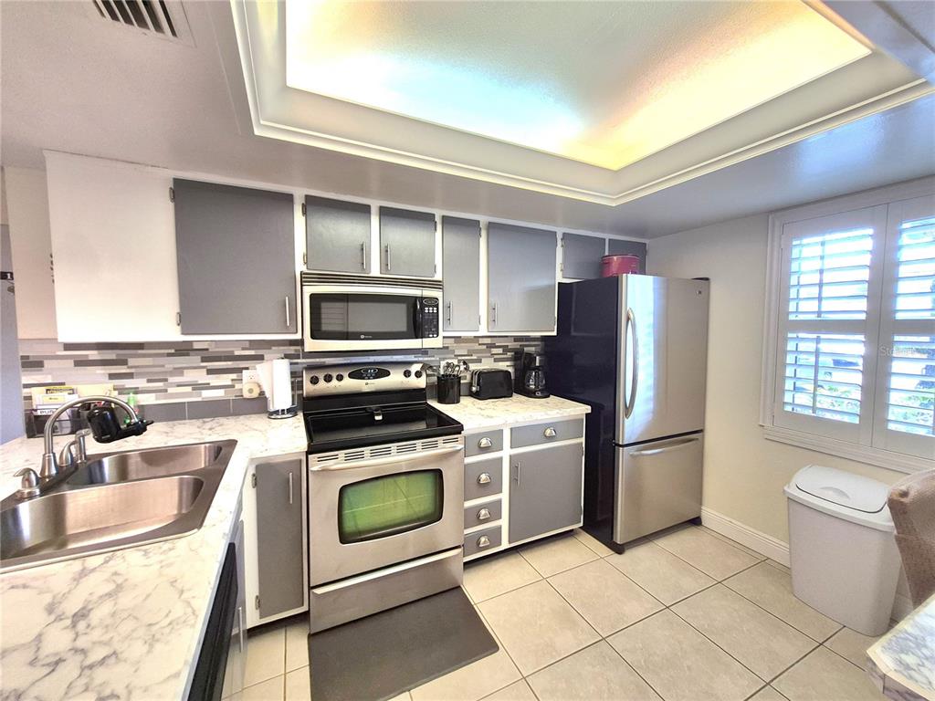 107 Windward Place, Unit 107 Oldsmar, FL 34677 - Photo 15 of 34 a kitchen with a stove a microwave and refrigerator