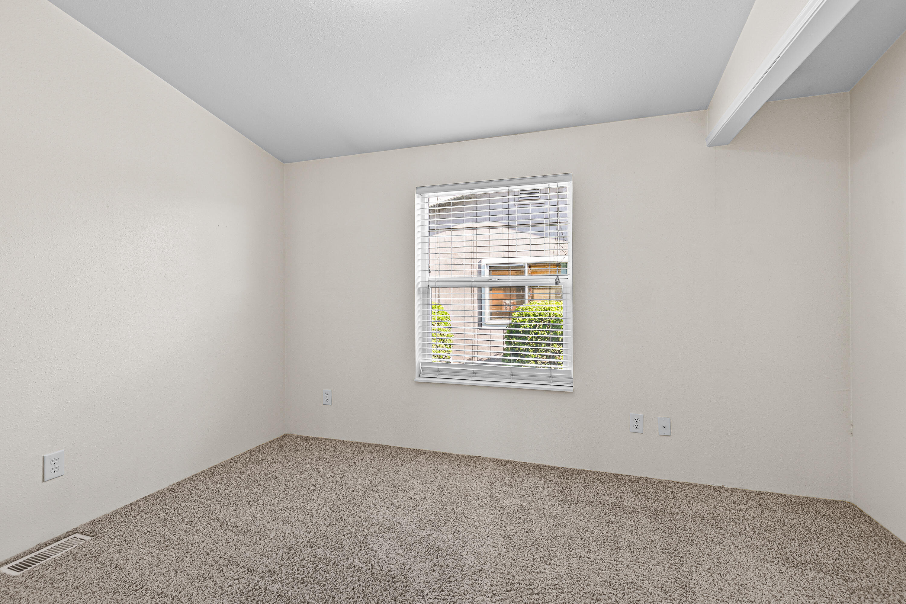 555 Freeman Road, Unit 251 Central Point, OR 97502 - Photo 18 of 30 Bedroom 2