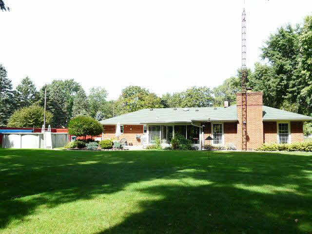 3937 Knepper Road Lambertville, MI 48144 - Photo 3 of 20 Back exterior w/pool