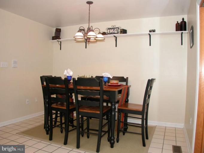 724 West Glebe Road Alexandria, VA 22305 - Photo 7 of 20 a view of a dining room with furniture