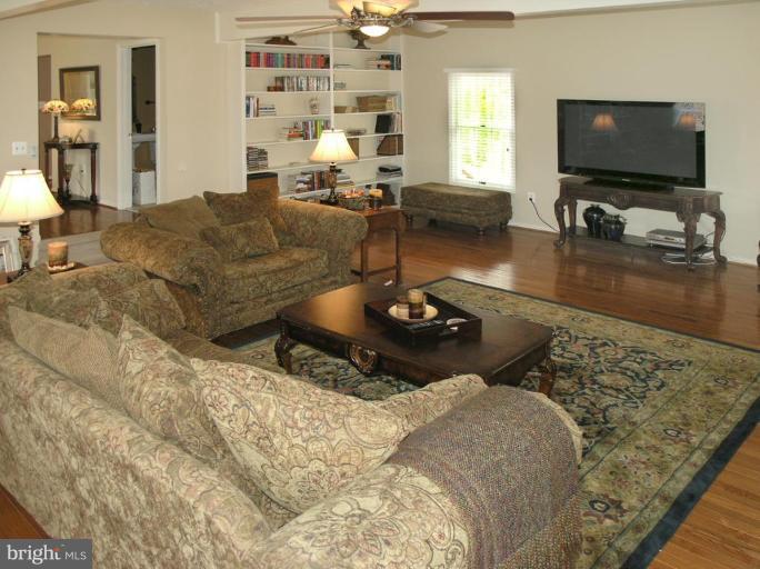 2000 Roundhouse Road Vienna, VA 22181 - Photo 8 of 30 Family Room #3