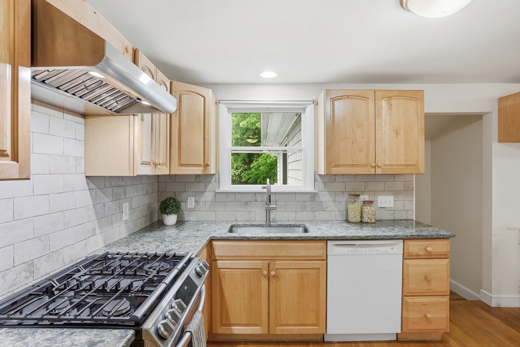 6 Hillcrest Road Bedford, MA 01730 - Photo 5 of 33