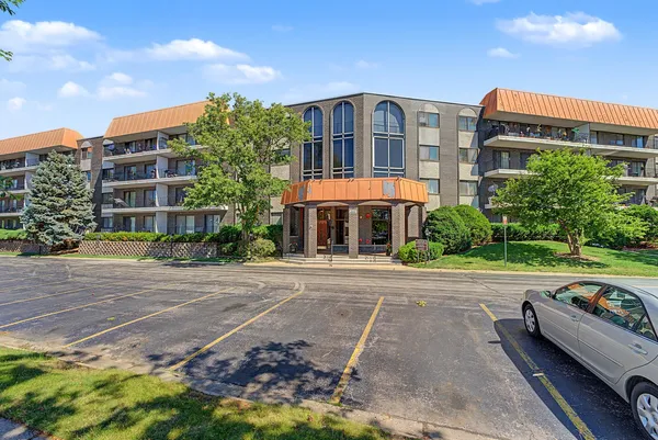 $349,900 | 4900 Foster Street, Unit 407, Skokie, IL 60077