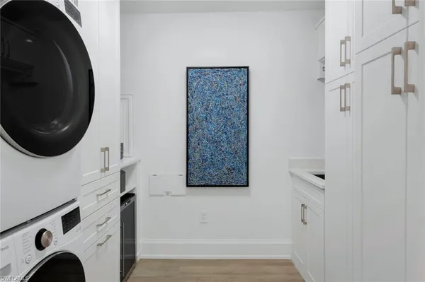 a view of entryway with washer and dryer
