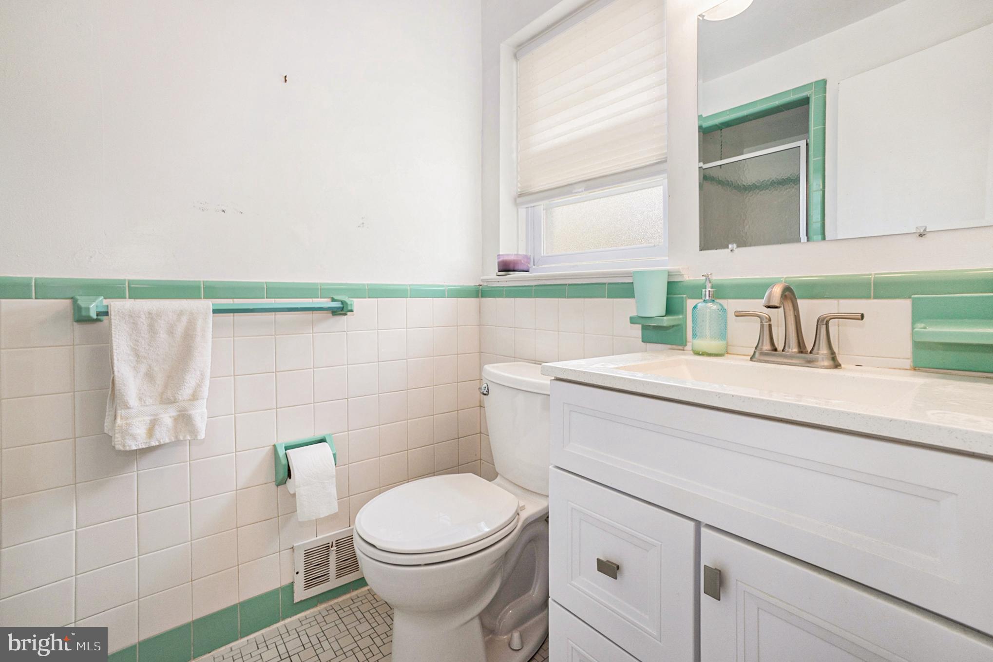 350 Red Coat Lane Wayne, PA 19087 - Photo 20 of 38 Main bath room