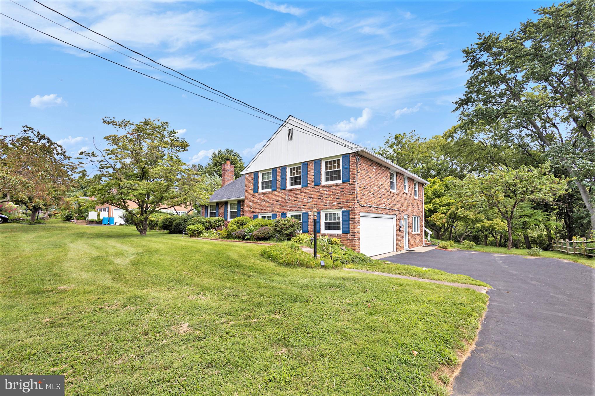 350 Red Coat Lane Wayne, PA 19087 - Photo 5 of 38 Side entrance Garage