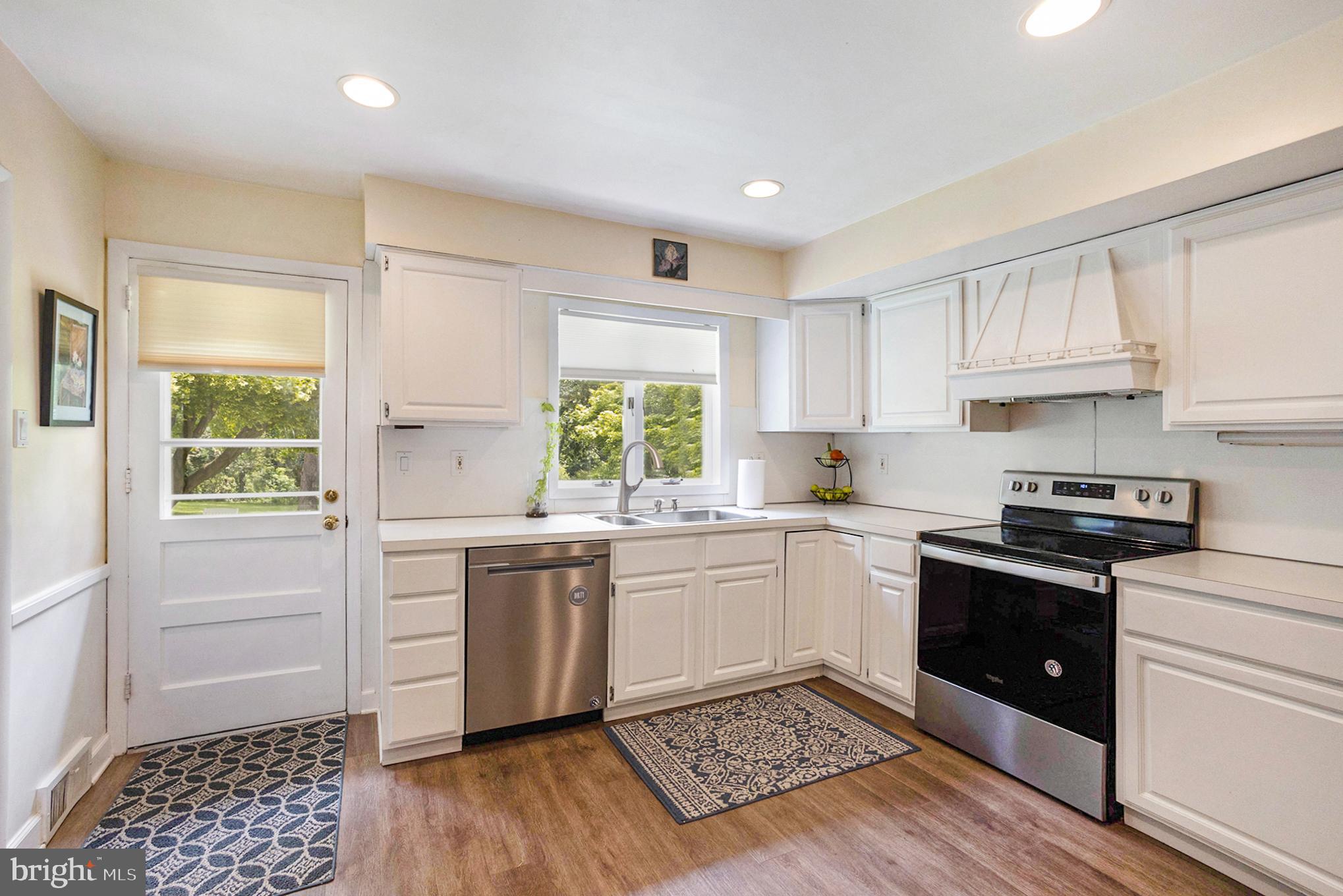 350 Red Coat Lane Wayne, PA 19087 - Photo 10 of 38 Lots of counterspace.