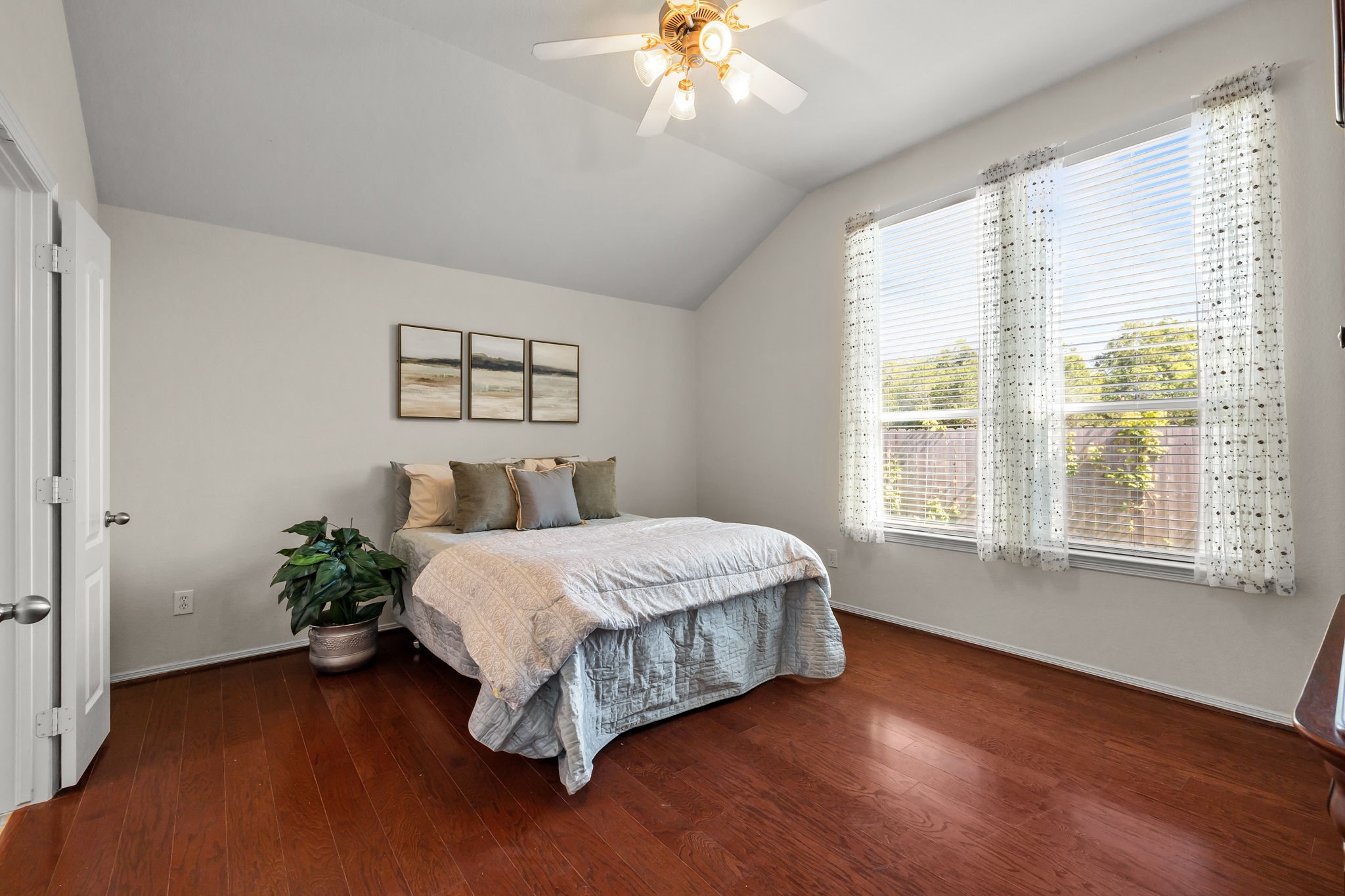 445 Decoster Boulevard Alvin, TX 77511 - Photo 14 of 32 Huge Primary suite with engineered hardword and TALL ceilings