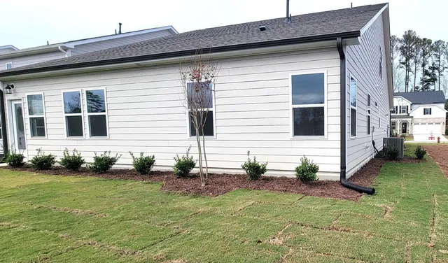 a view of a house with backyard